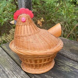 Vintage Wicker Chicken Hen Lidded Basket! (6.5"x6")